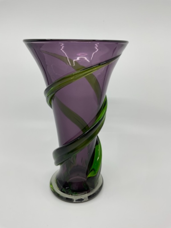 라지 자수정 핸드 블로운 아트 글래스 꽃병 W/ 적용된 그린 덩굴 Large Amethystine Hand Blown Art Glass Vase w/ Applied Green Vine