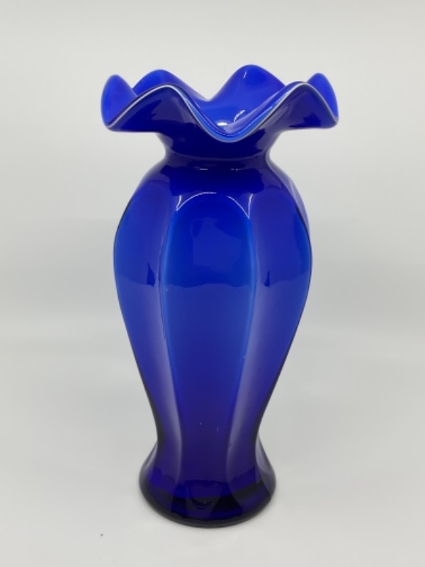 케이스 글래스 코발 블루 오버 화이트 러플 꽃병 Cased Glass Cobalt over White Ruffled Vase