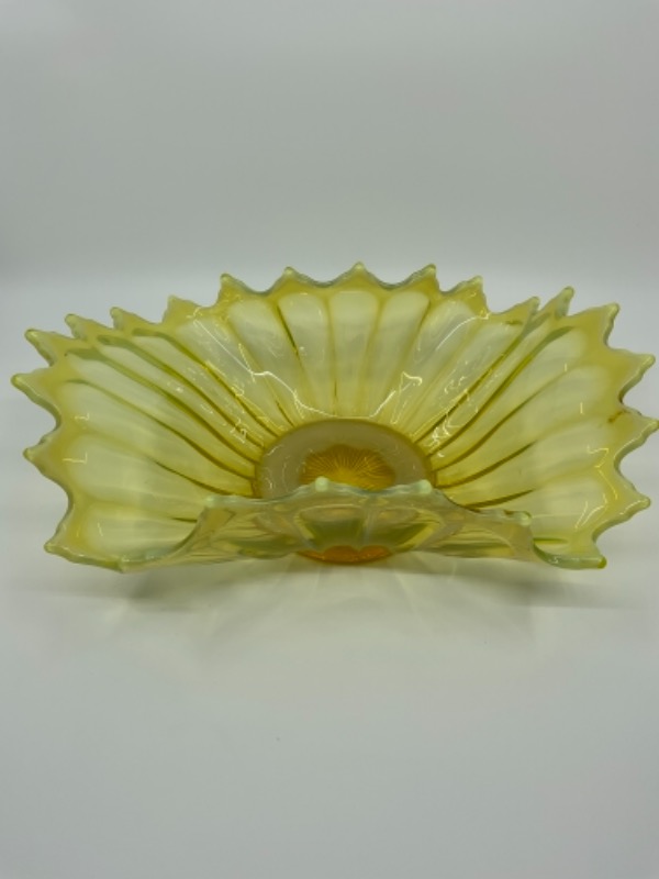 포스토리아 &quot;Heirloom&quot; 옐로우 (노랑) 오팔레슨 (유백색) 아트 글래스 센터 보울 Fostoria &quot;Heirloom&quot; Yellow Opalescent Art Glass Center Bowl circa 1959-1962