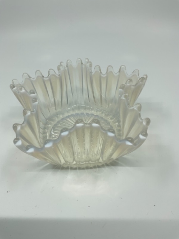 포스토리아 &quot;Heirloom&quot; 화이트 오팔레슨 (유백색) 아트 글래스 스몰 스타 보울. Fostoria &quot;Heirloom&quot; White Opalescent Art Glass Small Star Bowl circa 1959-1962