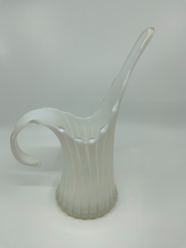 포스토리아 &quot;Heirloom&quot; 화이트 오팔레슨 (유백색) 아트 글래스 피처 베이스 Fostoria &quot;Heirloom&quot; White Opalescent Art Glass Pitcher Vase circa 1959-1962