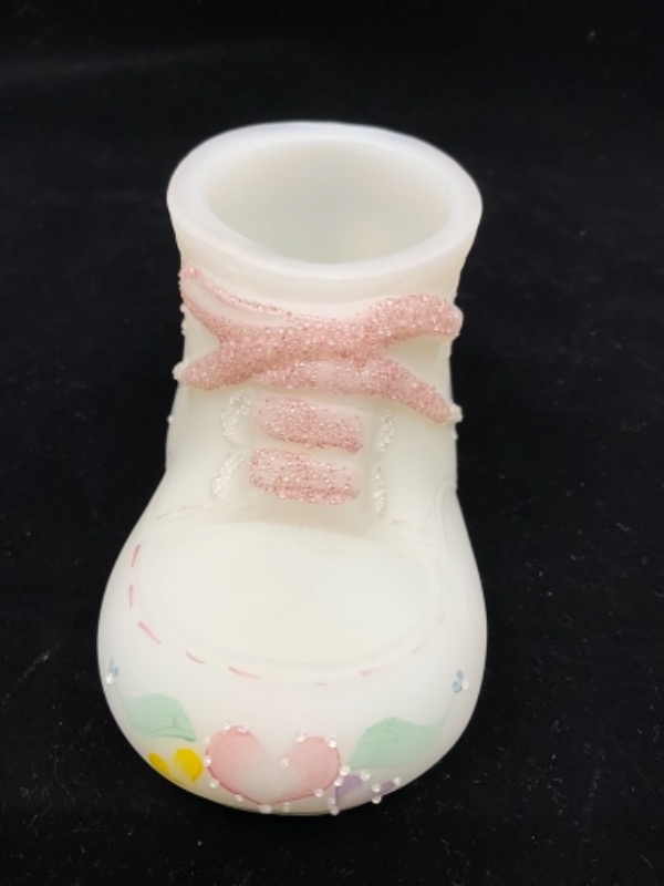 펜톤 핸드페인트 &quot;여자애 야&quot; 아트 글래스 베이비 슈즈-오리지널 종이 라벨 Fenton Hand Painted &quot;Its a Girl&quot; Art Glass Baby Shoe - Original paper label! Artist signed