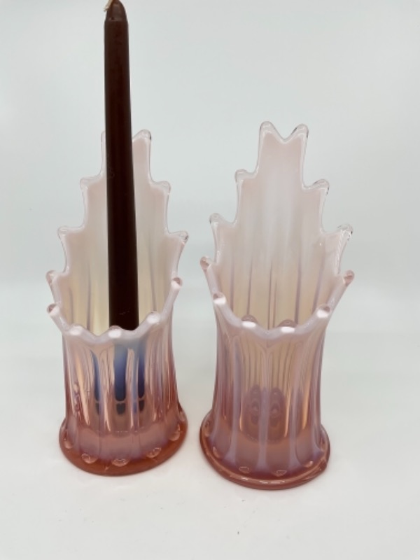 포스토리아 &quot;Heirloom&quot; 핑크 오팔레슨 (유백색) 아트 캔들 홀더 베이스 Fostoria &quot;Heirloom&quot; Pink Opalescent Art Glass Candle Holder Vase circa 1959-1962