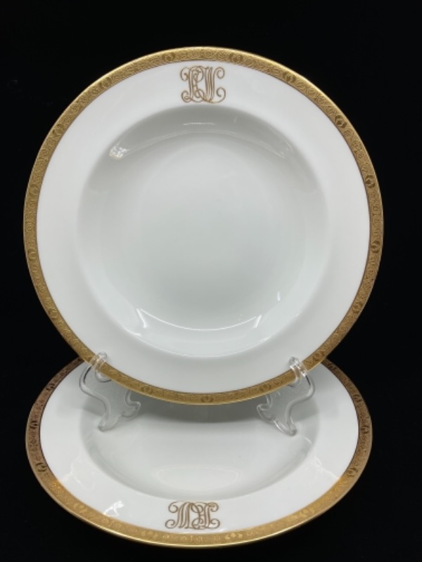 콜돈 골드 엔크러스트/모노그램 납작한 림 수프 보울. Cauldon Gold Encrusted and Monogram Flat Rim Soup Bowl circa 1900