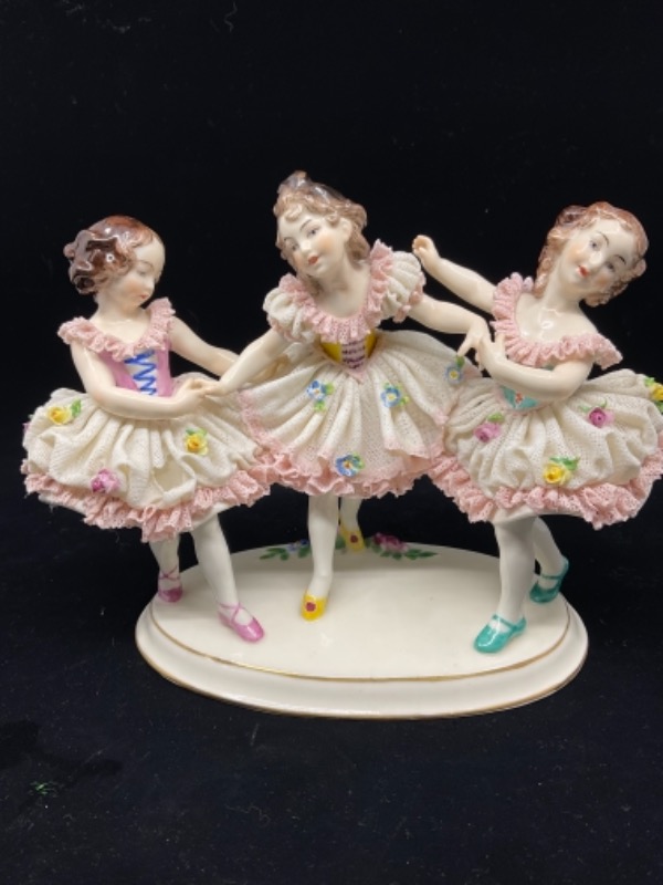 Volkstedter 드레스덴 레이스 &quot;Dancing Girls&quot; 피겨린-있는 그대로-데미지- Volkstedter Dresden Lace &quot;Dancing Girls&quot; Figurine circa 1945