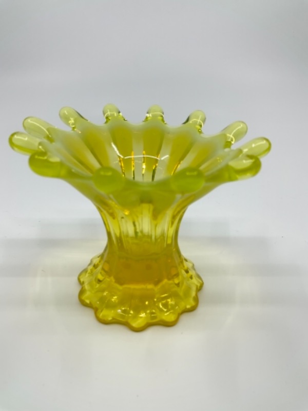 포스토리아 &quot;Heirloom&quot; 옐로우 (노랑) 오팔레슨 (유백색) 아트 글래스 촛대 Fostoria &quot;Heirloom&quot; Yellow Opalescent Art Glass Candlestick circa 1959-1962