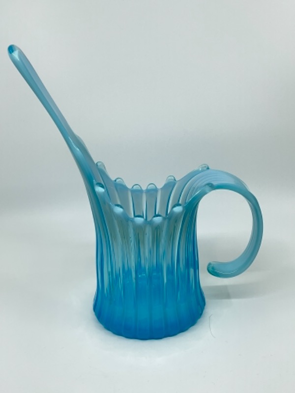 포스토리아 &quot;Heirloom&quot; 블루 오팔레슨 (유백색) 아트 글래스 피처 베이스 Fostoria &quot;Heirloom&quot; Blue Opalescent Art Glass Pitcher Vase circa 1959-1962