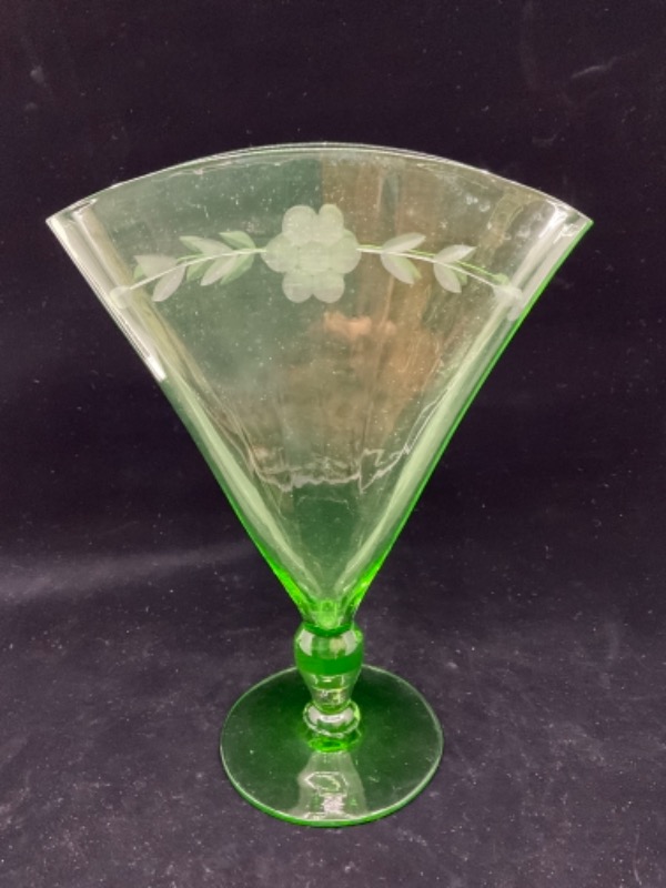 카퍼 휠 컷 바셀린 글래스 “부채” 베이스 Copper Wheel Cut Vaseline Glass &quot;Fan&quot; Vase circa 1920