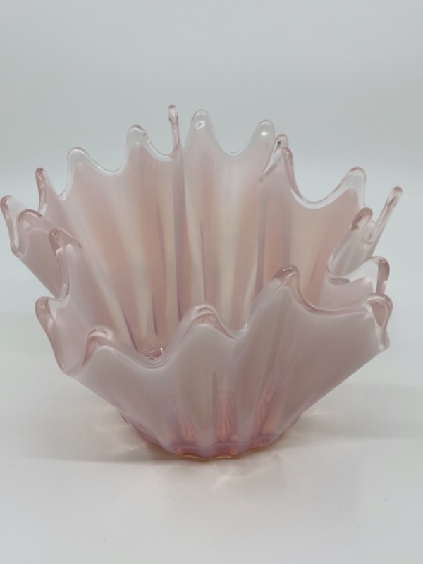 포스토리아 &quot;Heirloom&quot; 핑크 오팔레슨 (유백색) 아트 행커칩프 보울 Fostoria &quot;Heirloom&quot; Pink Opalescent Art Glass Handkerchief Bowl circa 1959-1962