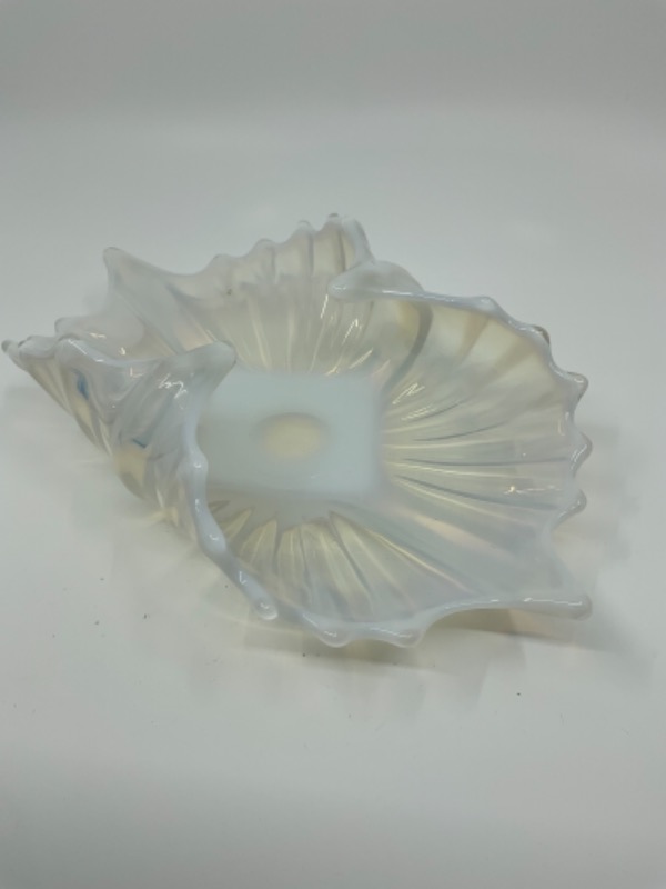 포스토리아 &quot;Heirloom&quot; 화이트 오팔레슨 (유백색) 아트 글래스 바스켓 Fostoria &quot;Heirloom&quot; White Opalescent Art Glass Basket circa 1959-1962