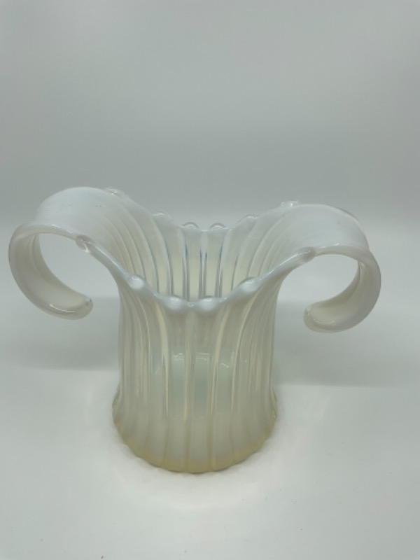 포스토리아 &quot;Heirloom&quot; 화이트 오팔레슨 (유백색) 아트 글래스 핸들 베이스 Fostoria &quot;Heirloom&quot; White Opalescent Art Glass Handled Vase circa 1959-1962