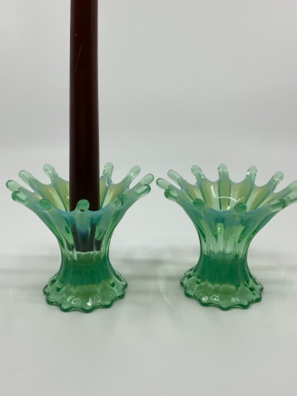 포스토리아 &quot;Heirloom&quot; 그린 오팔레슨 (유백색) 아트 글래스 촛대 Fostoria &quot;Heirloom&quot; Green Opalescent Art Glass Candlestick circa 1959-1962
