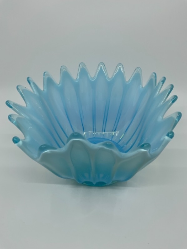 포스토리아 &quot;Heirloom&quot; 블루 오팔레슨 (유백색) 아트 글래스 센터 보울 Fostoria &quot;Heirloom&quot; Blue Opalescent Art Glass Center Bowl circa 1959-1962