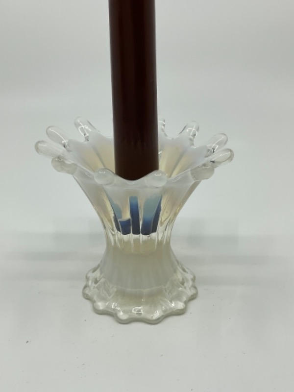 포스토리아 &quot;Heirloom&quot; 화이트 오팔레슨 (유백색) 아트 글래스 촛대 Fostoria &quot;Heirloom&quot; White Opalescent Art Glass Candlestick circa 1959-1962