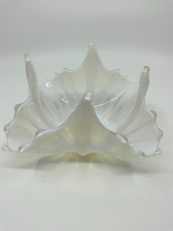 포스토리아 &quot;Heirloom&quot; 화이트 오팔레슨 (유백색) 아트 글래스 주름진 보울 Fostoria &quot;Heirloom&quot; White Opalescent Art Glass Crinkle Bowl circa 1959-1962