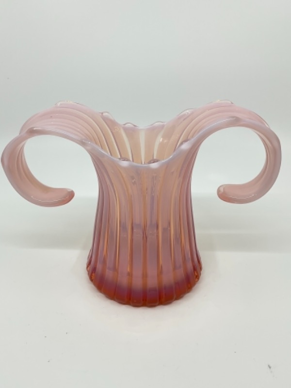 포스토리아 &quot;Heirloom&quot; 핑크 오팔레슨 (유백색) 아트 날개 있는 베이스 Fostoria &quot;Heirloom&quot; Pink Opalescent Art Glass Handled Vase circa 1959-1962