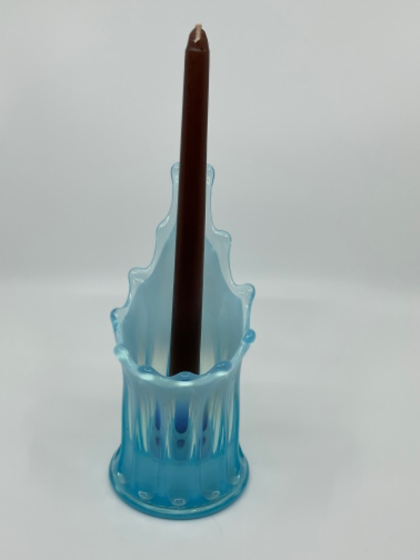 포스토리아 &quot;Heirloom&quot; 블루 오팔레슨 (유백색) 아트 글래스 캔들 홀더 베이스 Fostoria &quot;Heirloom&quot; Blue Opalescent Art Glass Candle Holder Vase circa 1959-1962