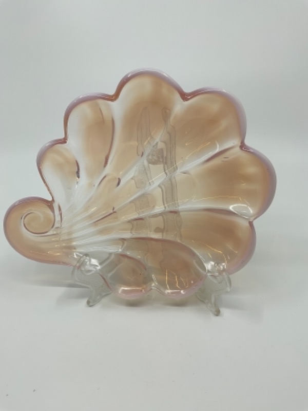 포스토리아 &quot;Heirloom&quot; 핑크 오팔레슨 (유백색) 아트 조개 모양 디쉬 Fostoria &quot;Heirloom&quot; Pink Opalescent Art Glass Shell Dish circa 1959-1962