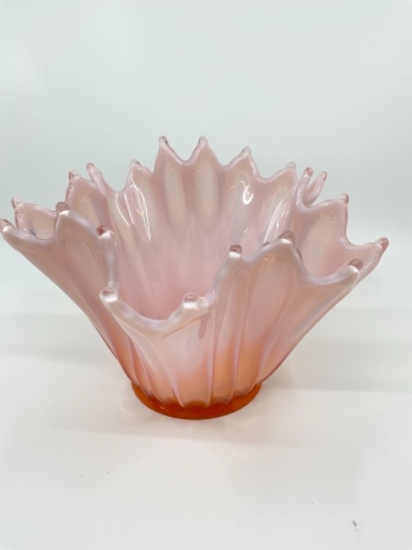 포스토리아 &quot;Heirloom&quot; 핑크 오팔레슨 (유백색) 아트 센터 보울 Fostoria &quot;Heirloom&quot; Pink Opalescent Art Glass Center Bowl circa 1959-1962