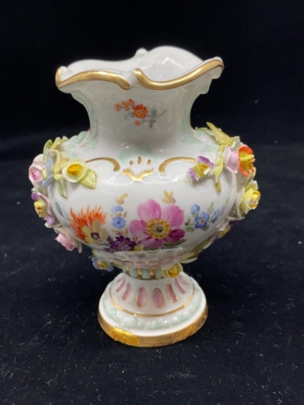 마이센 미니 핸드페인트 굽있는 베이스 W/ 적용된 플라워 Miessen Mini Hand Painted Pedestal Vase w/ Applied Flowers circa 1815 - 1924