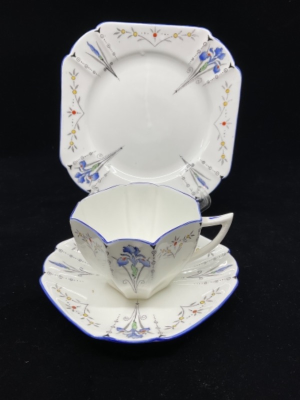 쉘리 퀸 앤 쉐입 “블루 아이리스” 컵 &amp; 소서-트리오-Shelley Queen Anne Shape &quot;Blue Iris&quot;  Art Deco Dessert Cup &amp; Saucer Trio circa 1920