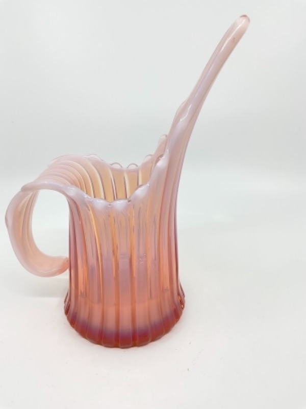 포스토리아 &quot;Heirloom&quot; 핑크 오팔레슨 (유백색) 피처 베이스 Fostoria &quot;Heirloom&quot; Pink Opalescent Art Glass Pitcher Vase circa 1959-1962