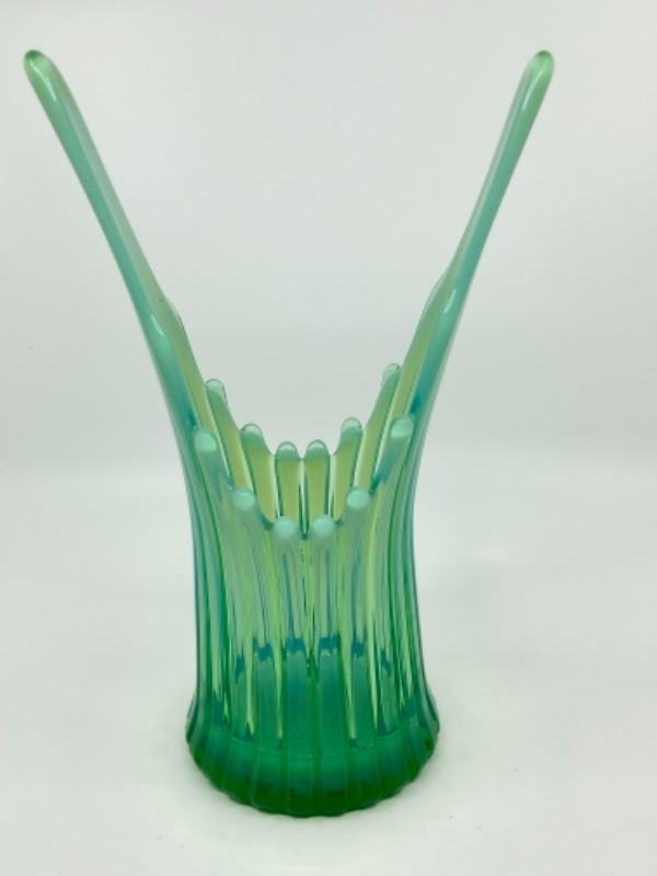 포스토리아 &quot;Heirloom&quot; 그린 오팔레슨 (유백색) 아트 글래스 날개 있는 베이스 Fostoria &quot;Heirloom&quot; Green Opalescent Art Glass Winged Vase circa 1959-1962