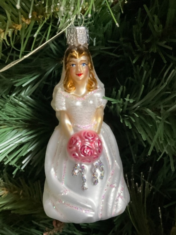올드 월드 크리스마스 핸드 블로운 / 핸드페인트 &quot;Bride Brunette&quot;  크리스마스 트리 장식 2018 Old World Christmas Hand Blown / Painted &quot;Bride Brunette&quot; Christmas Tree Ornament