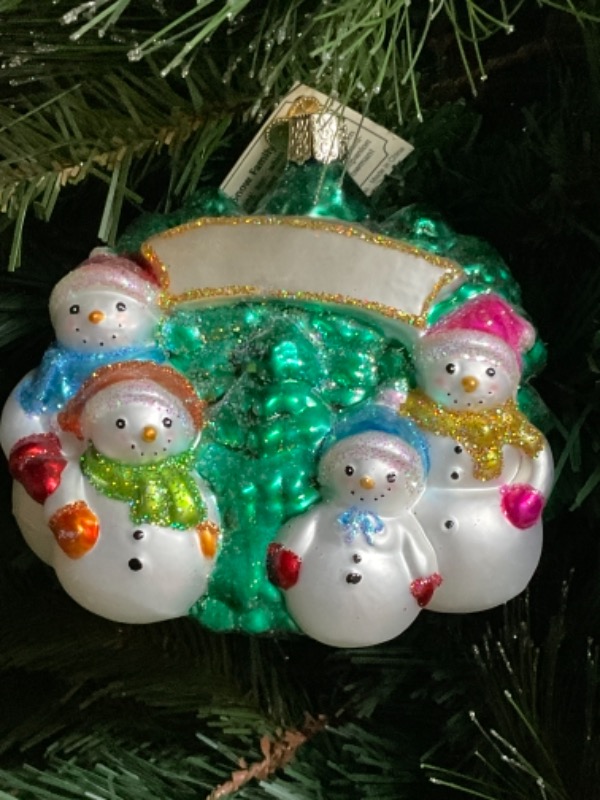 올드 월드 핸드 블로운 / 핸드페인트 &quot;snow family banner&quot; 크리스마스 트리 장식  2013 Old World Christmas Hand Blown / Painted &quot;Snow Family Banner&quot; Christmas Tree Ornament