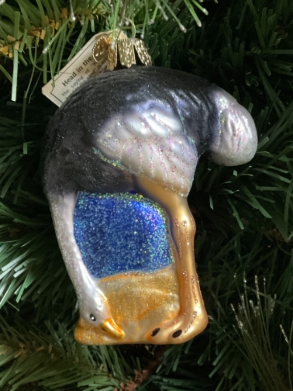 올드 월드 크리스마스 핸드 블로운 / 핸드페인트  &quot;Head on the Sand&quot;  크리스마스 트리 장식 2013 Old World Christmas Hand Blown / Painted &quot;Head in the Sand&quot; Christmas Tree Ornament