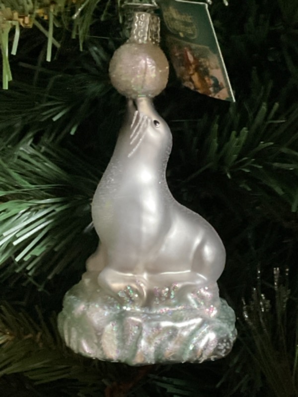 올드 월드 글라스 크리스마스 핸드 블로운 / 핸드페인트 &quot;Artic Sea Lion&quot; 크리스마스 트리 장식 2008 Old World Christmas Hand Blown / Painted &quot;Artic Sea Lion&quot; Christmas Tree Ornament