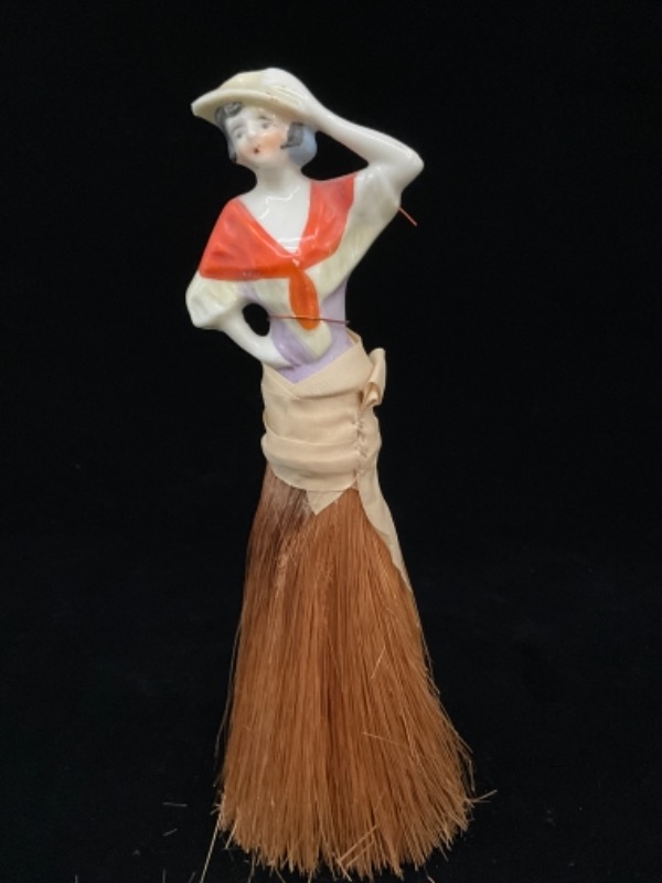 화장대 / 드레서 핸드페인트 하프 인형 빗자루 Vanity / Dresser Hand Painted Half Doll Broom circa 1920