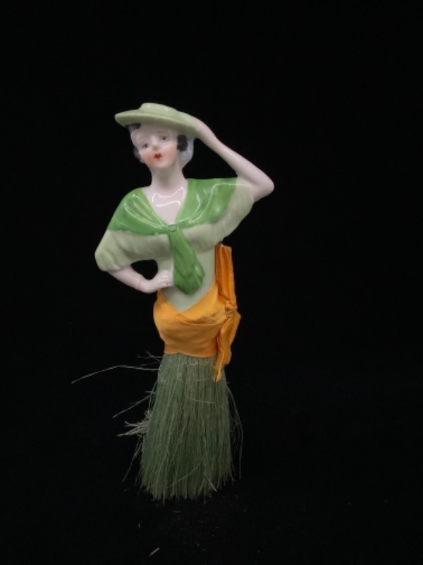 화장대 / 드레서 핸드페인트 하프 인형 빗자루 Vanity / Dresser Hand Painted Half Doll Broom circa 1920