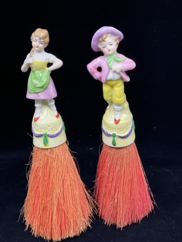 화장대 / 드레서 핸드페인트 &quot;Hansel &amp; Gretel&quot; 하프 인형 빗자루-한쌍- Vanity / Dresser Hand Painted &quot;Hansel &amp; Gretel&quot; Half Doll Brooms (Sold as a Pair Only) circa 1920