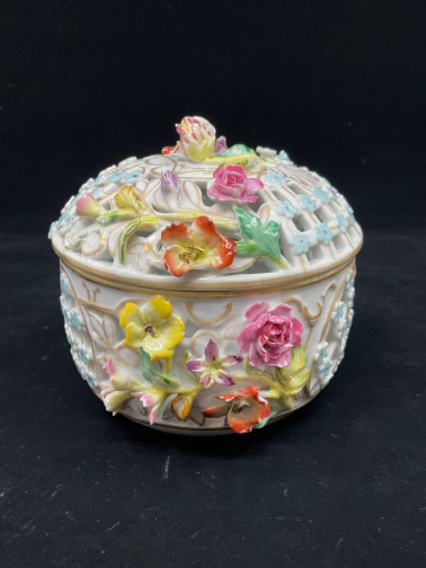 드레스덴 적용된 꽃들과 투각 커버 박스 Dresden Encrusted Floral Pierced Covered Box circa 1900