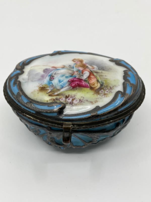 빅토리언 핸드페인트 도자기 박스 W/ 퓨우털 오버레이 Victorian Hand Painted Hinged Porcelain Box w/ Pewter Overlay