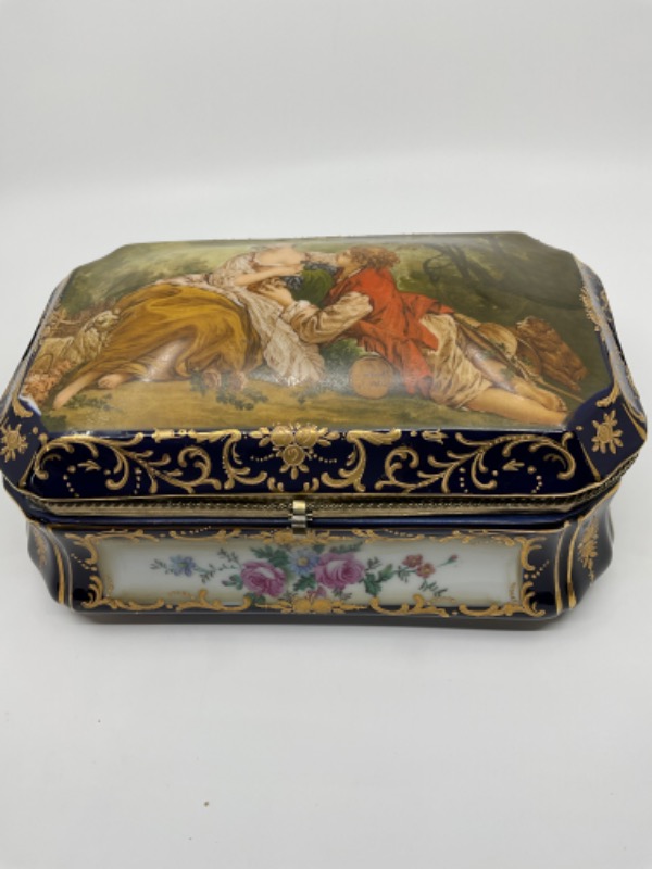 라지 도자기 힌지 박스 W/ 프랑스와 부셰 커버 Large Porcelain Hinged Box w/ Francois Boucher Cover