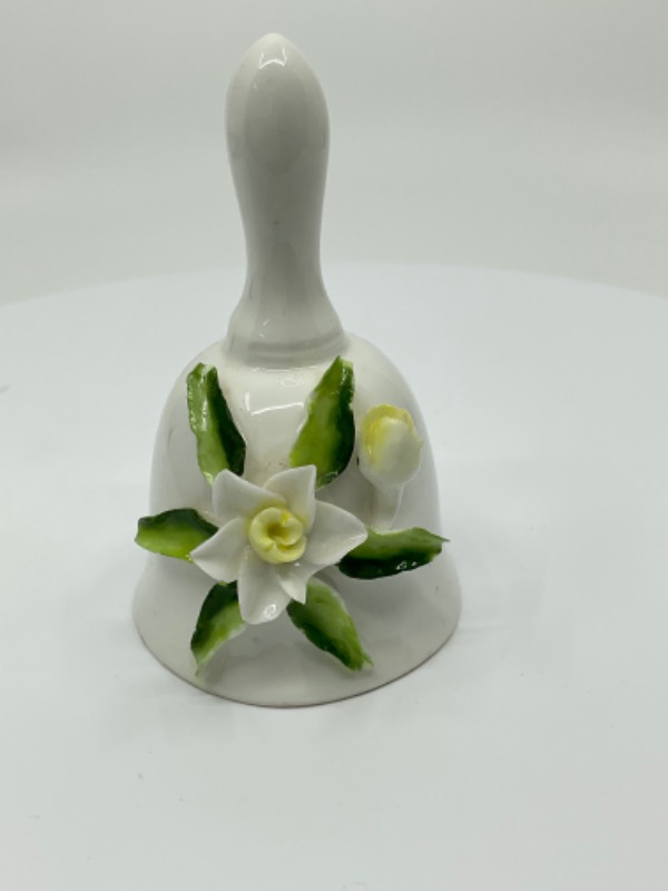 빈티지 도자기 벨 W/ 적용된 꽃-있는 그대로-칩- Vintage Porcelain Bell w/ Applied Flower - as is