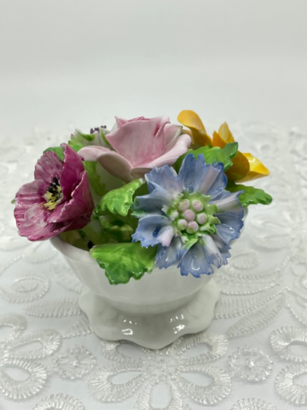 콜포트 도자기 보울 W/ 적용된 플라워 Coalport Porcelain Bowl w/ Applied Flowers circa 1970