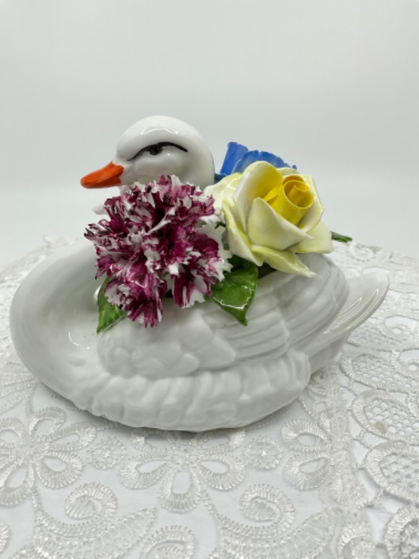 라드너 도자기 백조 W/ 적용된 플라워 Radnor Porcelain Swan w/ Applied Flowers circa 1970