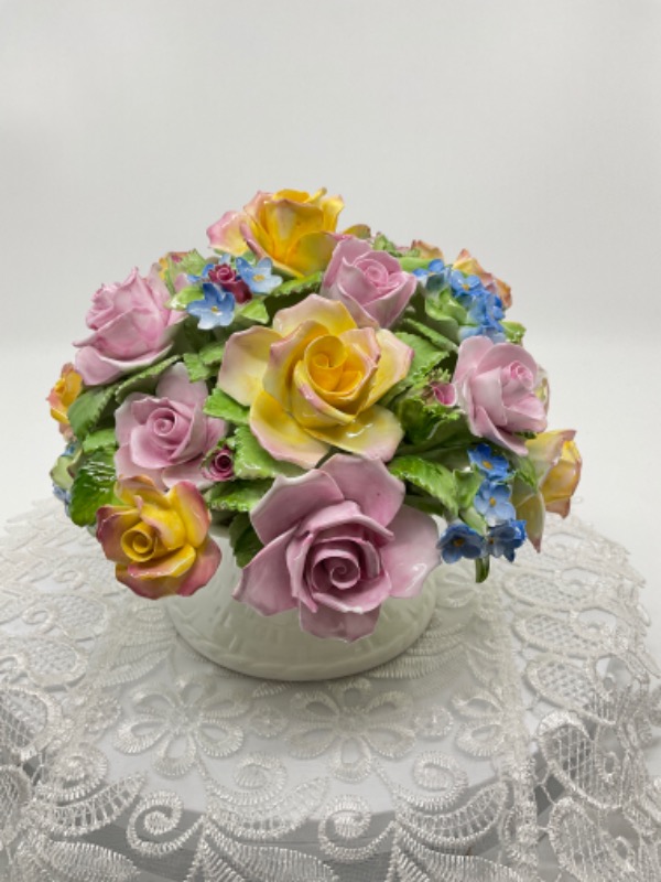 로얄 애덜리 도자기 보울 W/ 적용된 플라워-있는 그대로-데미지- Royal Adderley Porcelain Bowl w/ Applied Flowers circa 1970