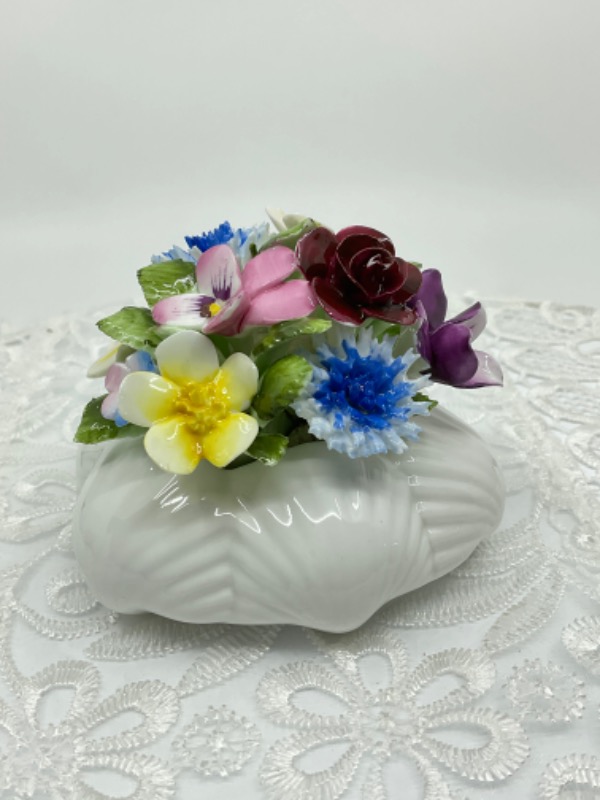 로얄 돌턴 도자기 보울 W/ 적용된 플라워 Royal Doulton Porcelain Bowl w/ Applied Flowers circa 1970