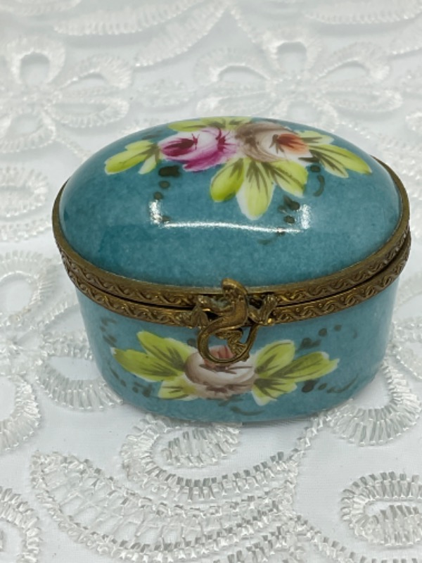 프렌치 핸드페인트 도자기 힌지 약 박스 French Hand Painted Porcelain Hinged Pill Box circa 1960