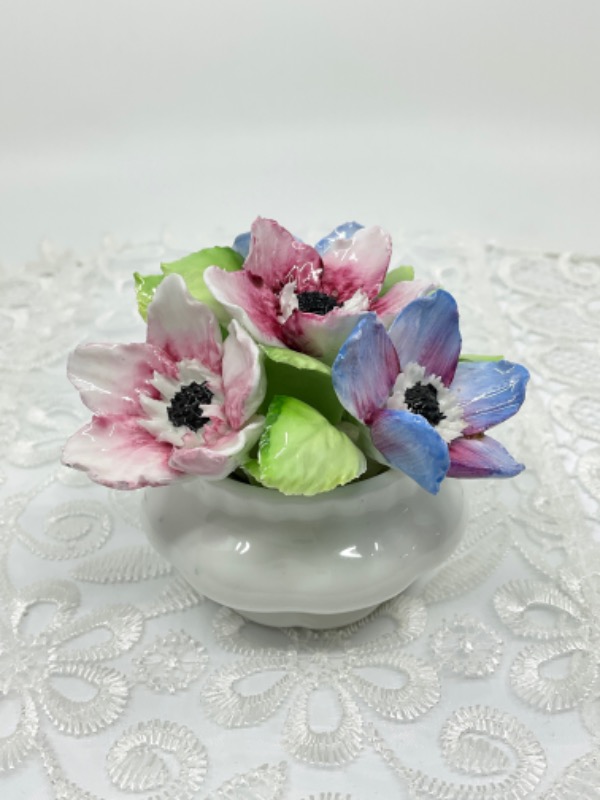 로얄 알버트 도자기 보울 W/ 적용된 플라워 Royal Albert Porcelain Bowl w/ Applied Flowers circa 1970