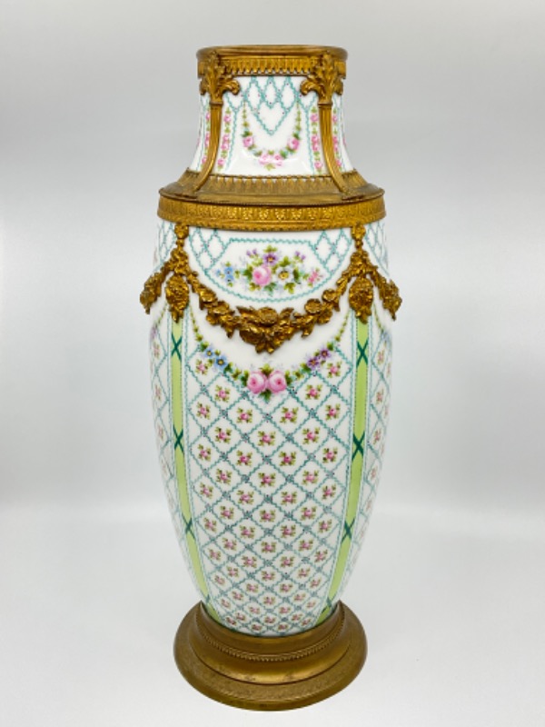 세브르 라지 화려한 장식 핸드페인트 베이스 W/ 오르몰루 베이스와 토퍼 Sevres Large Ornate Hand Painted Vase w/ Ormolu base and topper circa 1850