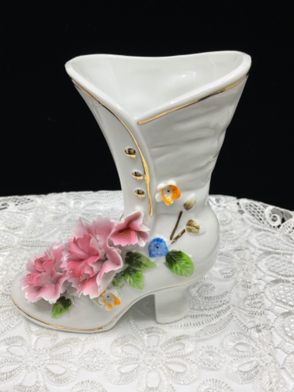 로얄 크라운 (Arnart) 도자기 부츠 W/ 적용된 플라워 Royal Crown (Arnart) Porcelain Shoe w/ Applied Flowers