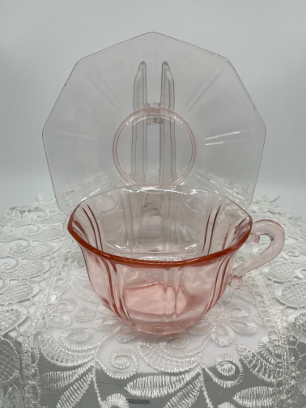 핑크 디프레션 글래스 컵 &amp; 소서 Pink Depression Glass Cup &amp; Saucer circa 1930