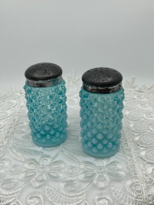 펜톤 블루 유백색 합네일 소금 &amp; 후추 쉐이커 Fenton Blue Opalescent Hobnail Salt / Pepper Shakers