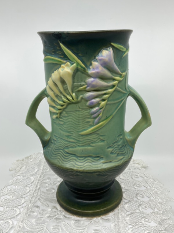 로즈빌 &quot;프리지아&quot; 도자기 베이스-있는 그대로-칩- Roseville &quot;Freesia &quot; Pottery Vase circa 1940 - AS IS