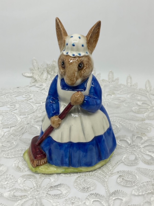 로얄 돌턴  &quot;Mrs Bunnykins Clean Sweep&quot; 피겨린 Royal Doulton &quot;Mrs Bunnykins Clean Sweep&quot; Figurine 1972
